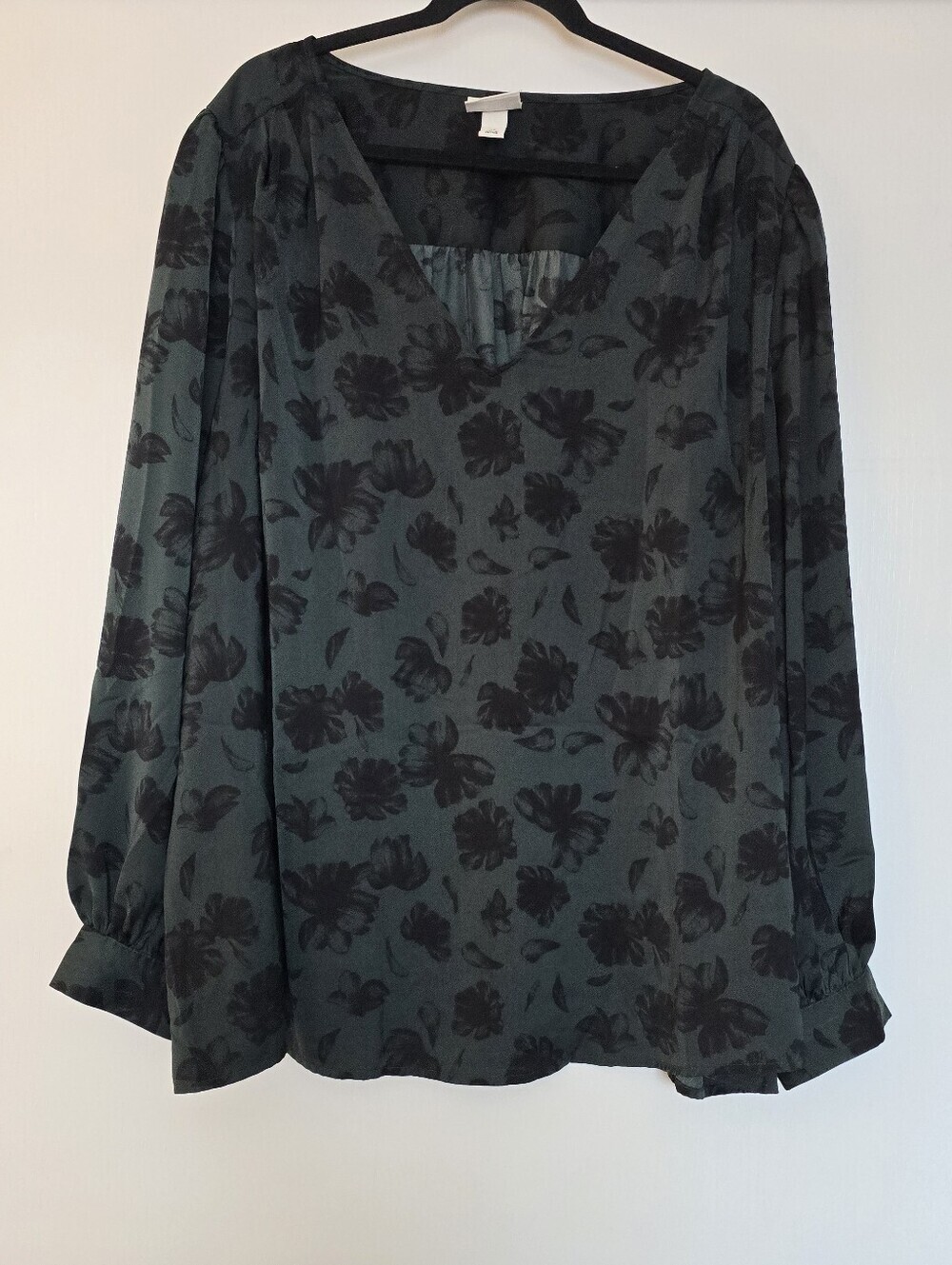 Ava & Viv - (Plus-Size) Black & Green Floral Print Long-Sleeve V-Neck Top